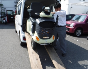 セニアカー「ＥＴ４Ｄ」を車両から降ろす様子