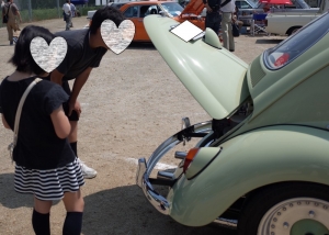 車を見る子どもたち