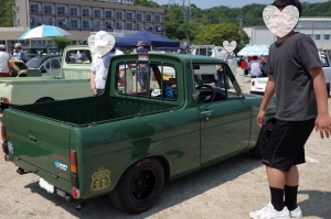 車と並ぶ男の子