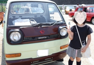 車と並ぶ女の子