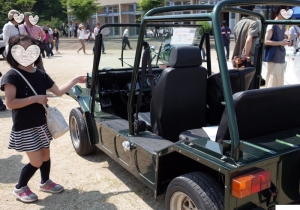 車と並ぶ女の子