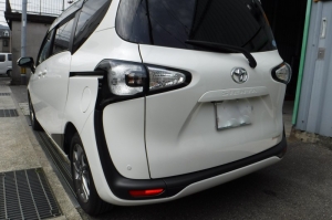 後方から撮った「トヨタ　シエンタ」