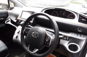 「トヨタ　シエンタ」の車内